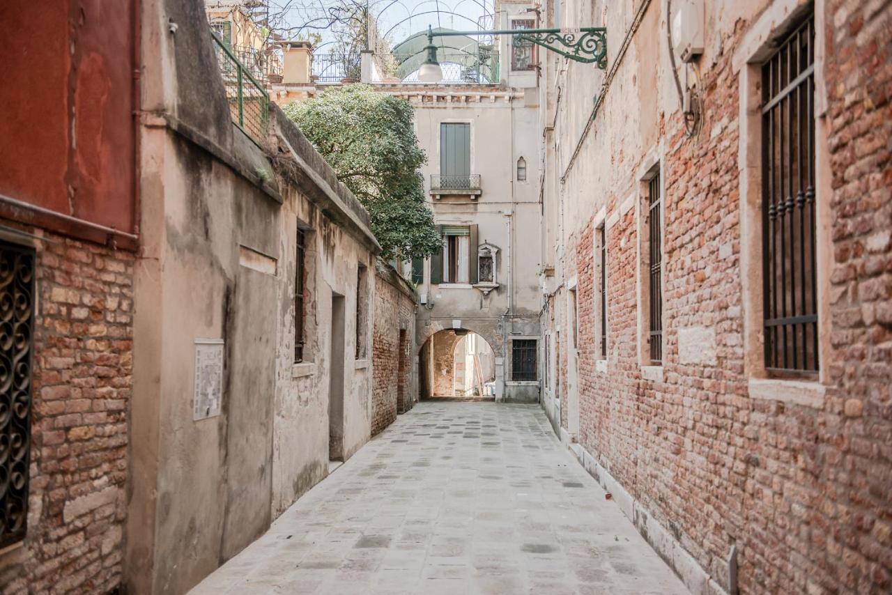 Gondola, San Giacomo Venice Exterior photo